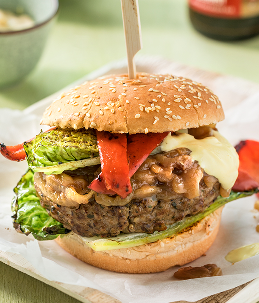 Hamburger met in bier gestoofde ui, gegrilde sla en mosterdmayo
