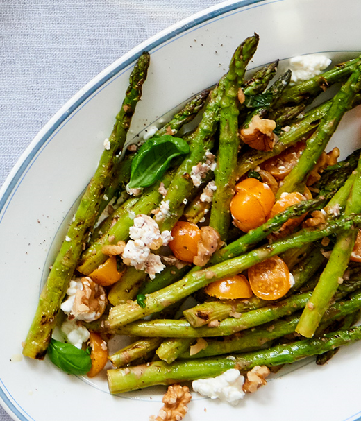 Groene asperges met ricotta en basilicum-notendressing 