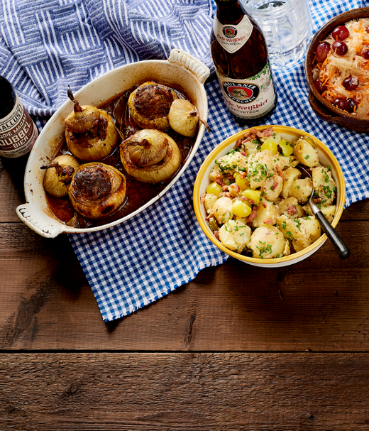 Bier-uien met in bier gestoofd kruidig worstvlees 