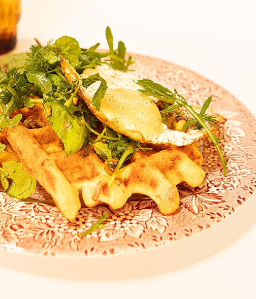 Kaas- en spekwafels  met kruidenslaatje 