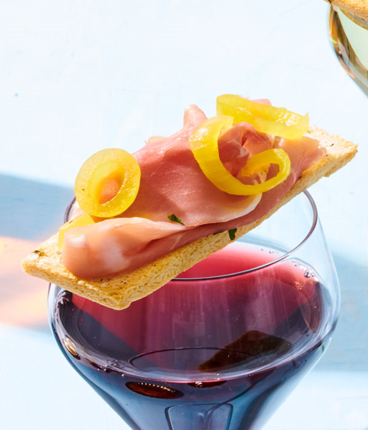 Crackers met rauwe ham en Amsterdamse ui 