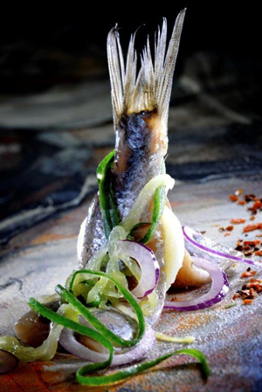 Haring met gemarineerde komkommer en rode ui