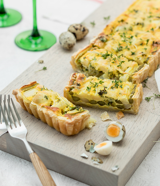 Aspergequiche met kwartelei en tuinkers