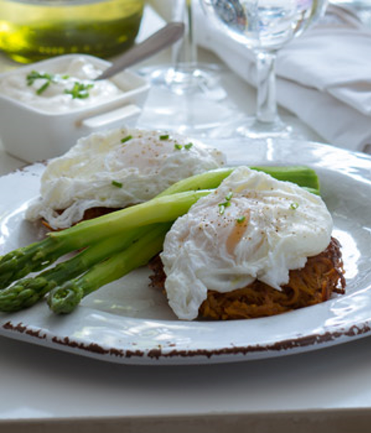 Gepocheerde eieren met zoete aardappelrösti en asperges