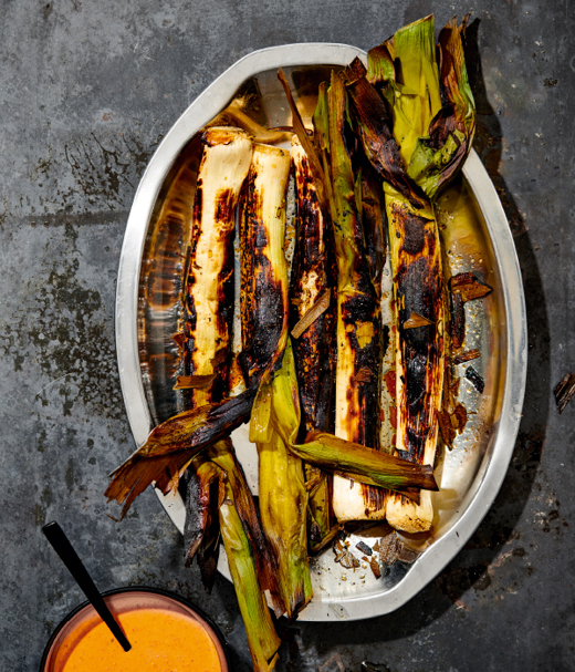 Geblakerde prei met 'rouille' van gepofte knoflook en paprika 