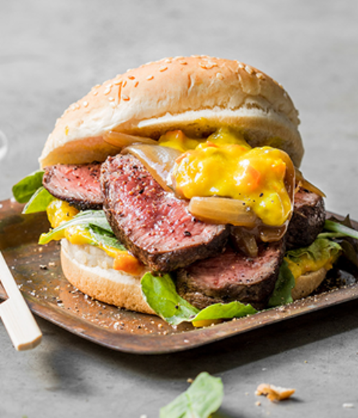 Broodje bief met in bier gestoofde ui & piccalilly