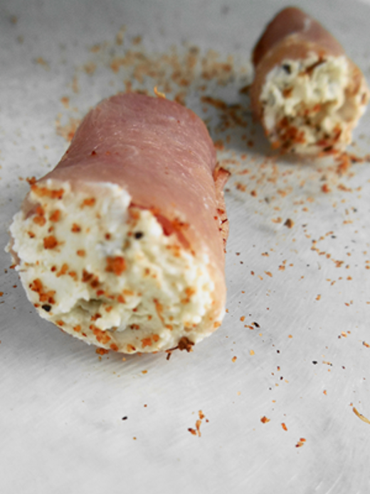 Hamrolletjes met roomkaas, tijm en grove rode paprikapoeder