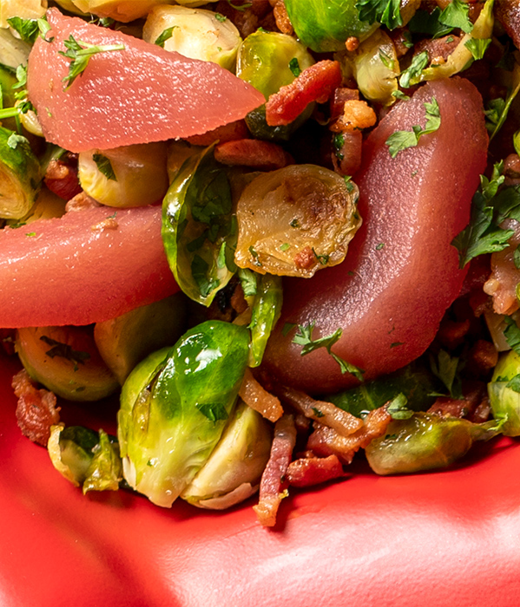 Lauwwarme spruitjessalade met stoofpeer en spekjes