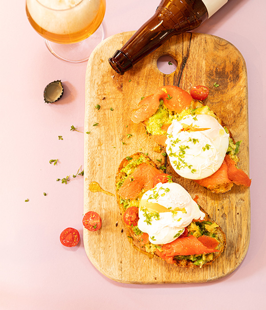 Avocadotoast  met zalm en ei 