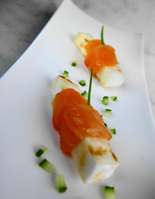 Knolselderij met gerookte zalmfilet en komkommer