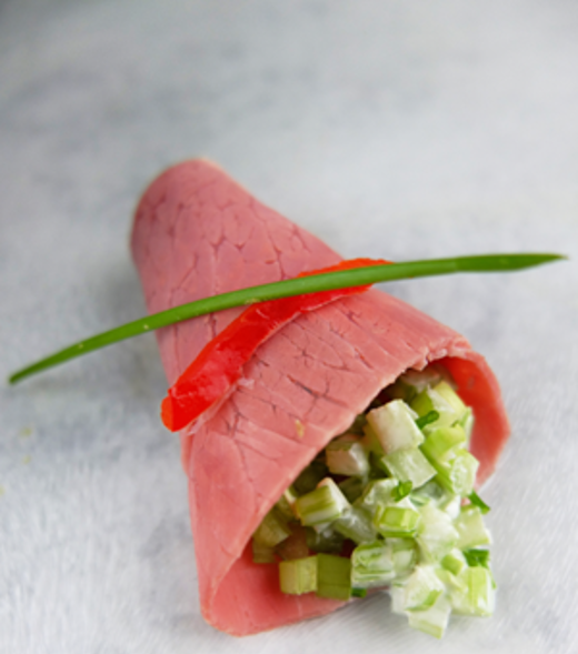 Pastrami met selderij en gegrilde rode paprika