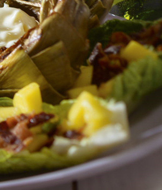 Roma sla gevuld met mango, bacon en munt