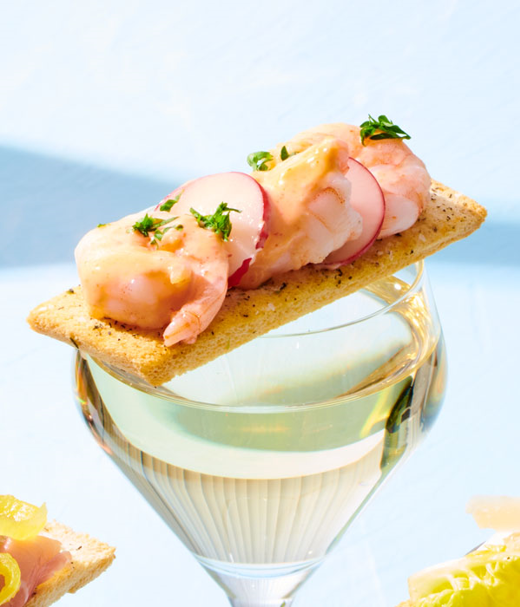 Crackers met garnalen en srirachamayo 