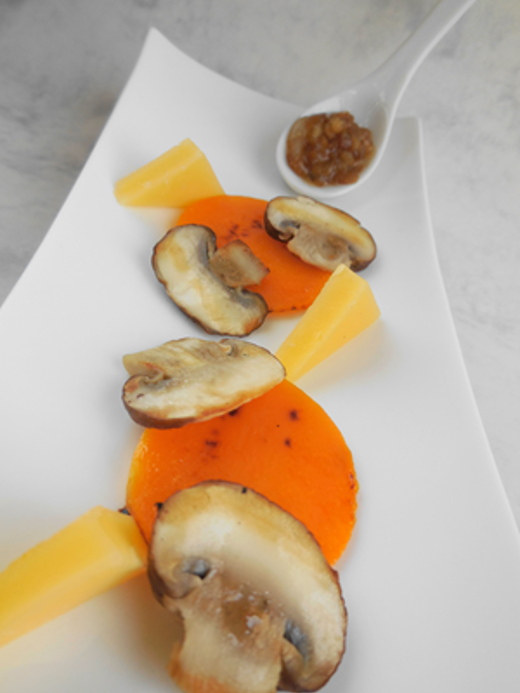 Gegrilde flespompoen met kastanjechampignons, kaas, ui- en dadelcompote