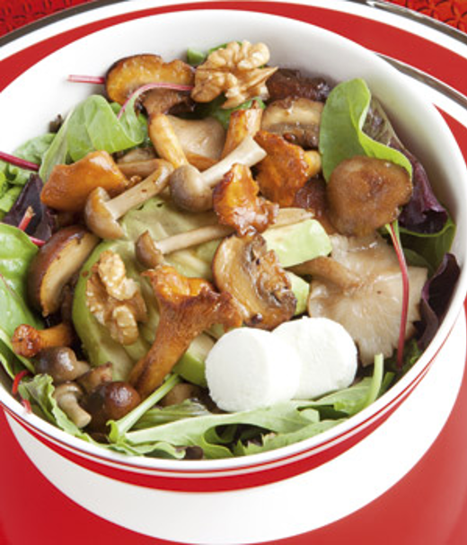 Lauwwarme salade van paddenstoelen en geitenkaas