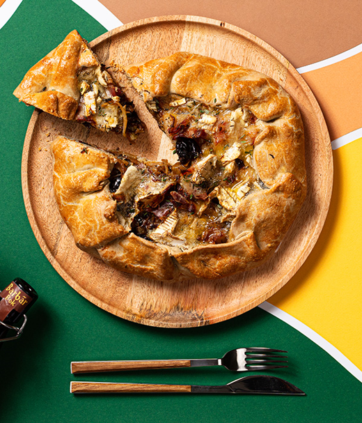 Los gebakken taart met pruimen,  spek en camembert 