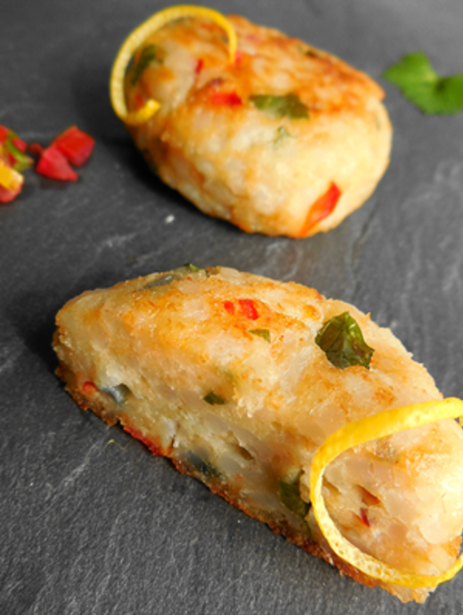 Vis- en rijstkoekjes met tomaat en verse munt